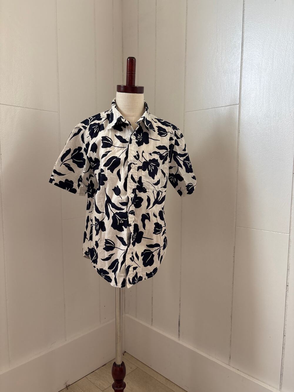 Old Navy Blue & White Floral Boys Buttondown, Size 8